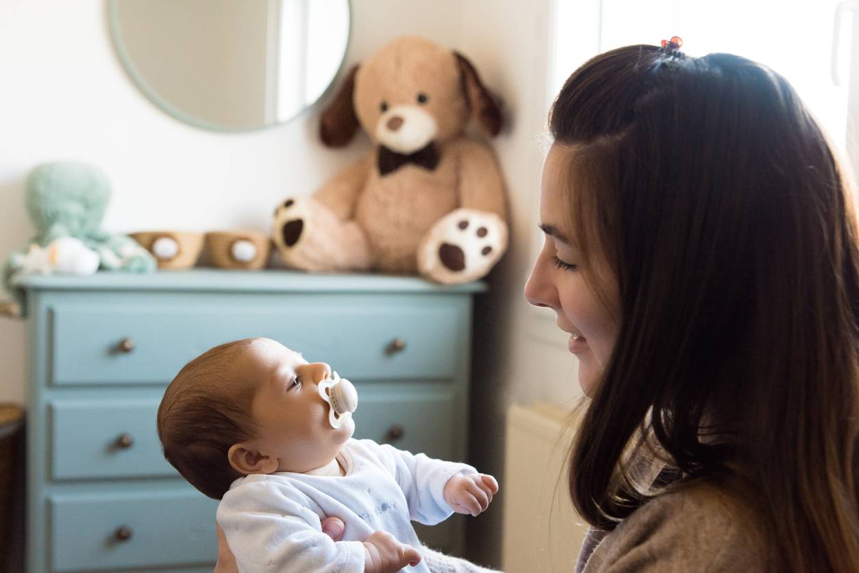 Décorer chambre de bébé avec peluches