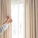 comment mettre voilage et double rideaux sur la même tringle